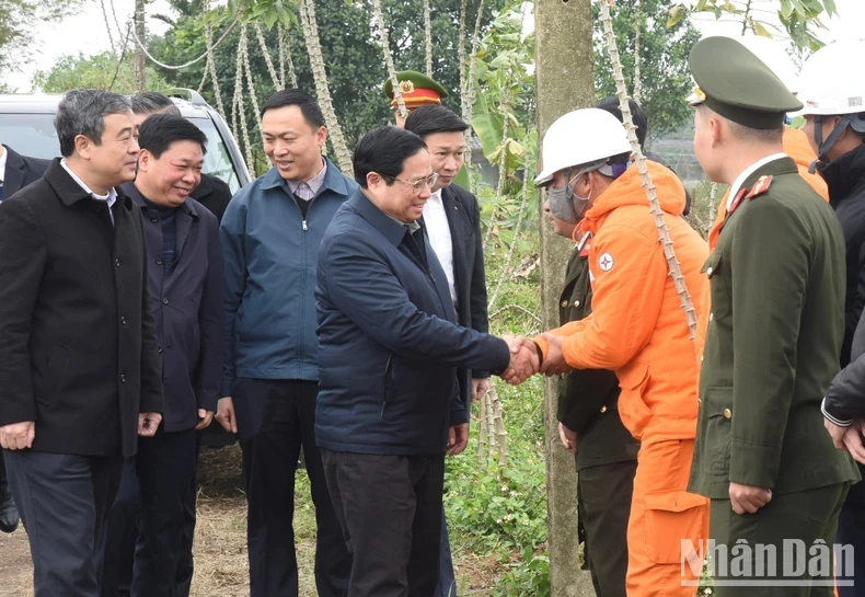 越南政府总理范明正对从广平省广泽至兴安省诺街的500 kV输电线路扩建项目实施进展情况进行监督检查并向现场施工人员送上慰问品。
