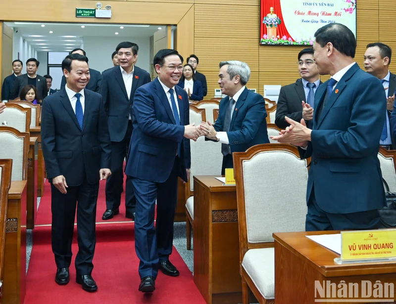 国会主席王廷惠和安沛省骨干领导。