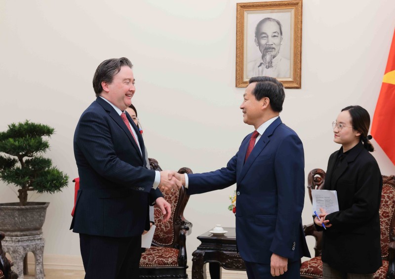 越南政府副总理黎明慨会见美国驻越大使马克·纳珀。