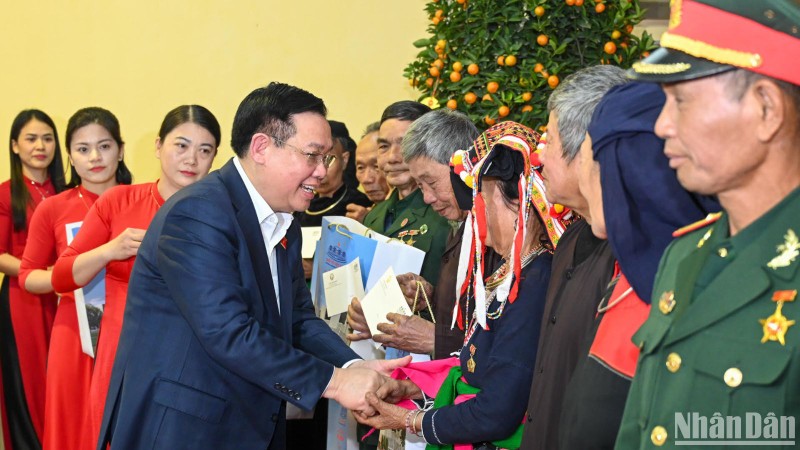 国会主席王廷惠向安沛省抚恤政策家庭和贫困劳动者赠送春节礼物。