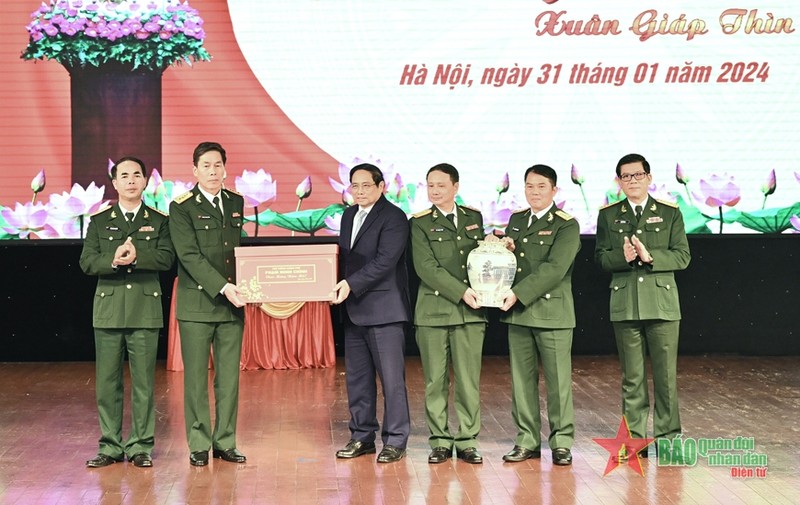 越南政府总理范明正走访慰问了军队艺术文化大学干部、师生和战士并向他们拜年。（图片来源：越南人民军队报）