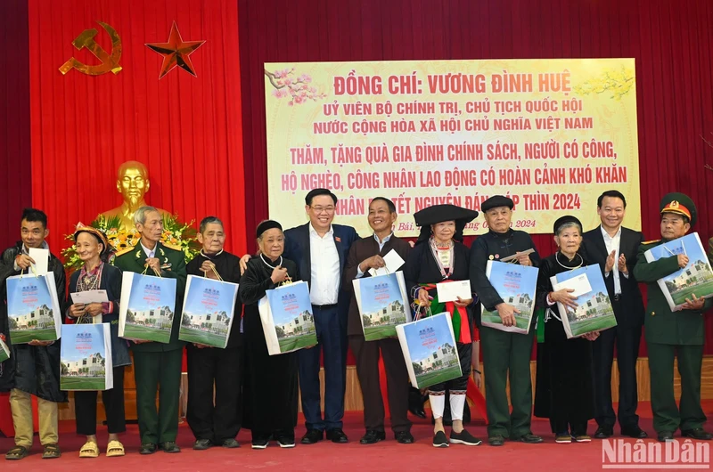 越南国会主席王廷惠春节前在安沛省展开拜年慰问活动