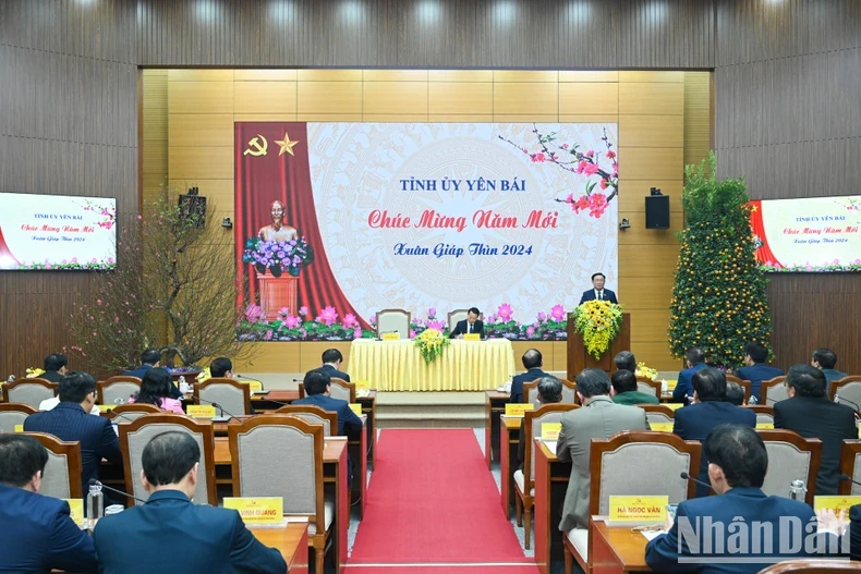 国会主席王廷惠探访安沛省党委、政府、人民和武装力量，向安沛省领导干部、武装力量和全体人民拜年。