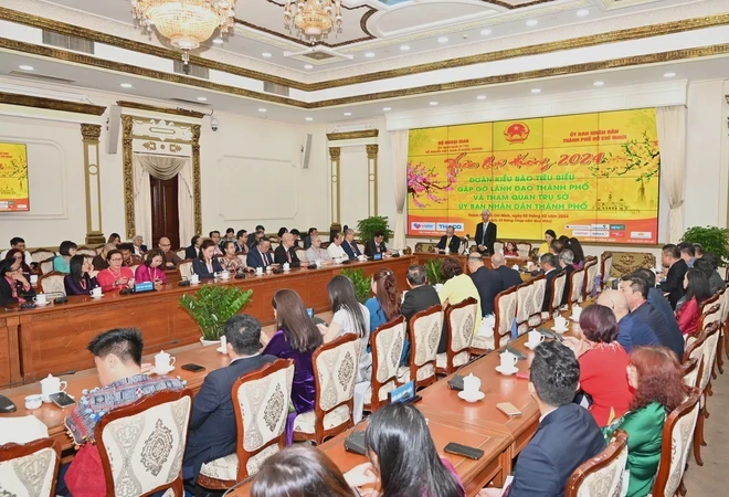 海外越南人代表团与胡志明市领导举行见面会。
