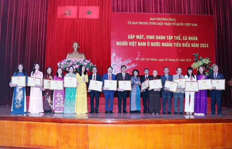 2024年家乡之春：表彰旅外越南人7个先进集体和15名个人。
