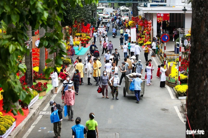 医院内的花路，为患者带来春色。（图片来源：青年人报）