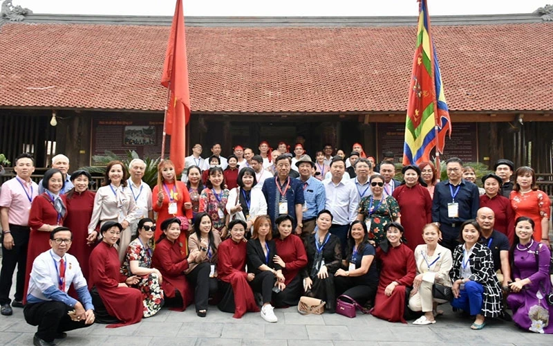 归国参加2023年雄王忌日的越南侨胞代表团。