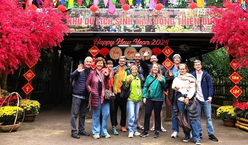 2024甲辰年大年初四参观广平省天堂洞穴的国际游客团。