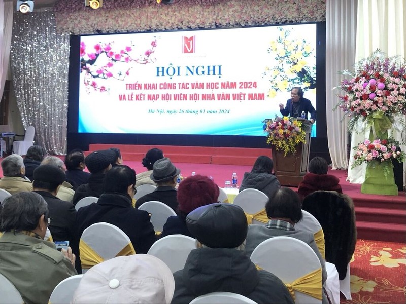 越南作家协会主席阮光韶在会上发表讲话。