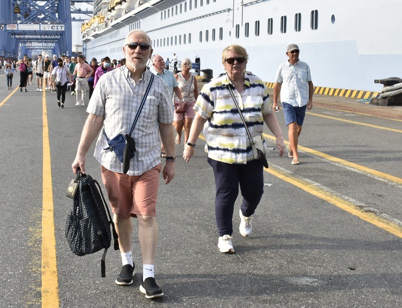 巴哈马国籍海洋光谱号邮轮2月20日已经抵达盖梅-施威港口系统中的新港-盖梅港，带着近4500名国际游客参加东南部旅游体验活动。