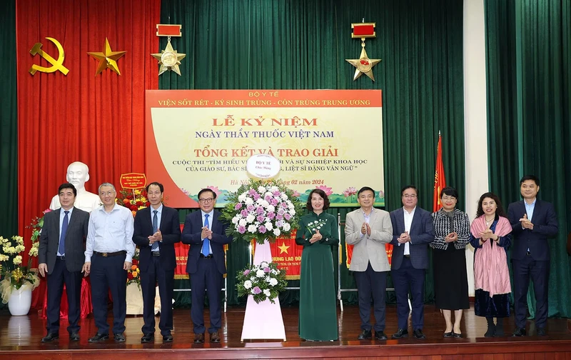 越南卫生部副部长阮氏莲香副教授、博士向越南中央疟疾学、寄生虫学和昆虫学研究所送鲜花祝贺越南医师节。