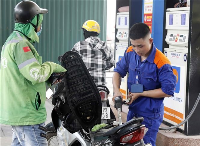 附图：2月29日下午越南油价每公升上涨300越盾。