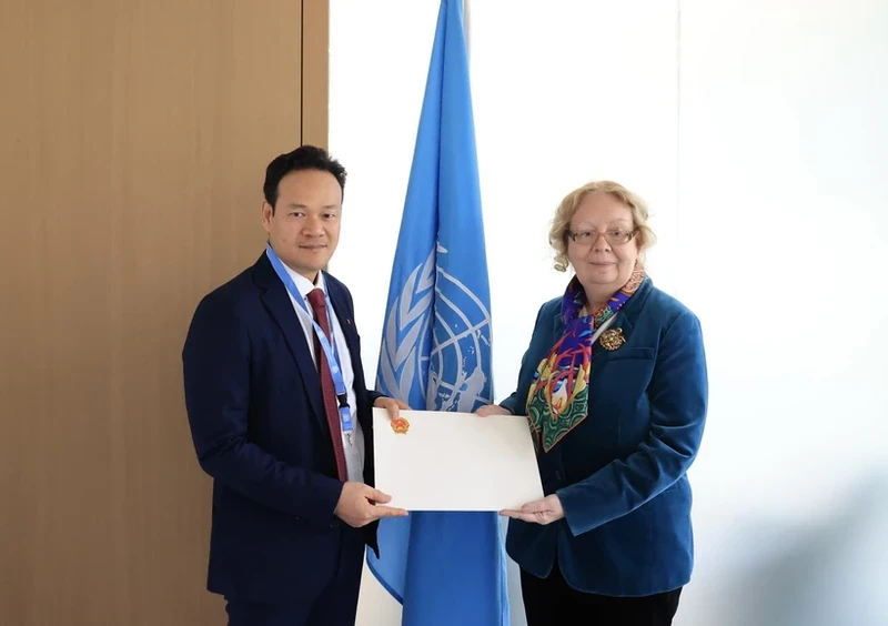 梅潘勇大使向联合国日内瓦办事处(UN Geneva)总干事塔蒂亚娜·瓦洛瓦亚呈递委任书。（图片来源：越通社）