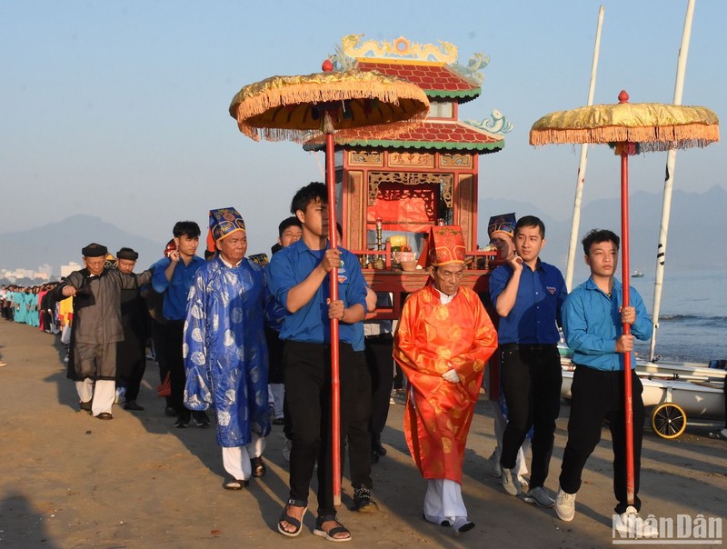 岘港传统求鱼节2016年被文化体育与旅游部公认为国家级非物质文化遗产。（英桃 摄）