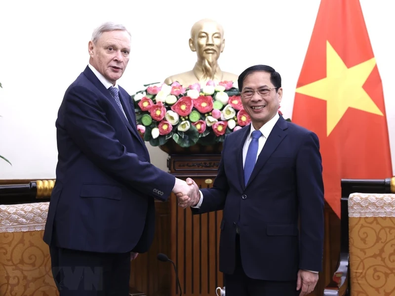 越南外交部长裴青山会见俄罗斯联邦外交部第一副部长弗拉基米尔·季托夫。（图片来源：越通社）