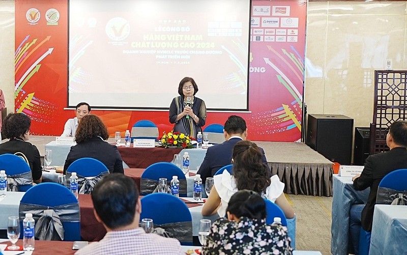 越南优质产品企业协会主席武金幸发表讲话。