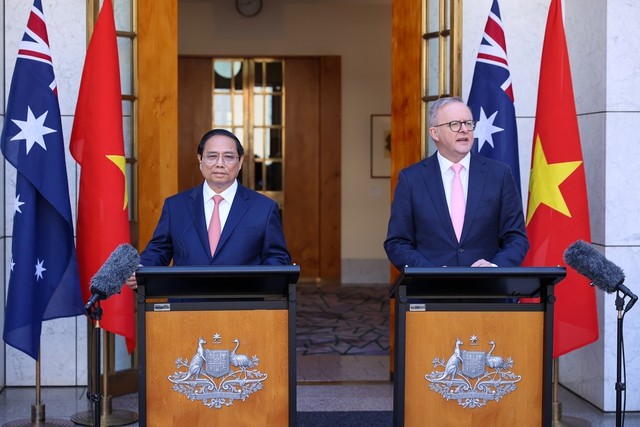 范明正总理与安东尼·阿尔巴尼斯总理共同宣布将两国关系提升为全面战略伙伴关系。（图片来源：VGP）