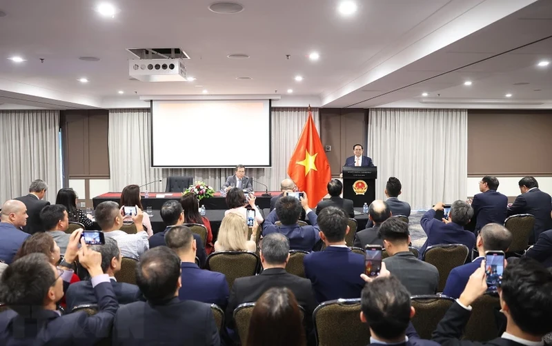越南政府总理范明正会见越南驻澳大利亚大使馆工作人员和旅澳越侨代表。（图片来源：越通社）