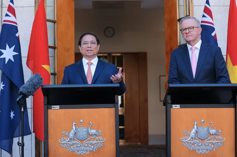 澳大利亚总理安东尼·阿尔巴尼斯和越南政府总理范明正共同会见记者，宣布建立越澳全面战略伙伴关系。
