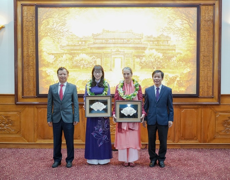 两名外国人荣获越南承天顺化省名誉公民称号。
