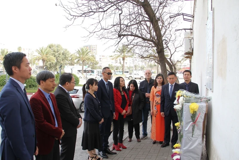 献花缅怀在越南牺牲的阿尔及利亚记者。