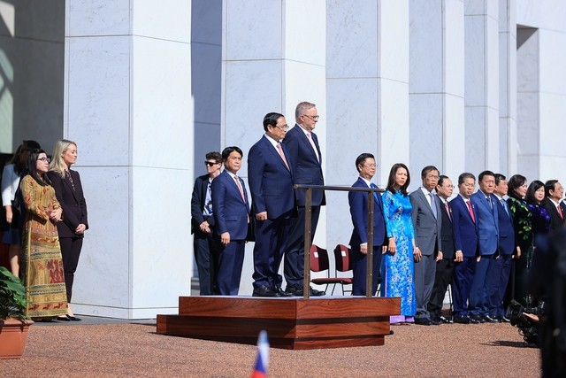 澳大利亚总理安东尼·阿尔巴尼斯主持仪式，欢迎范明正总理对澳大利亚进行正式访问。（图片来源：VGP）