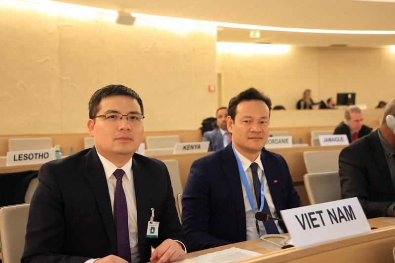 越南常驻联合国代表团团长、特命全权大使梅潘勇（左一）。（图片来源：越通社）