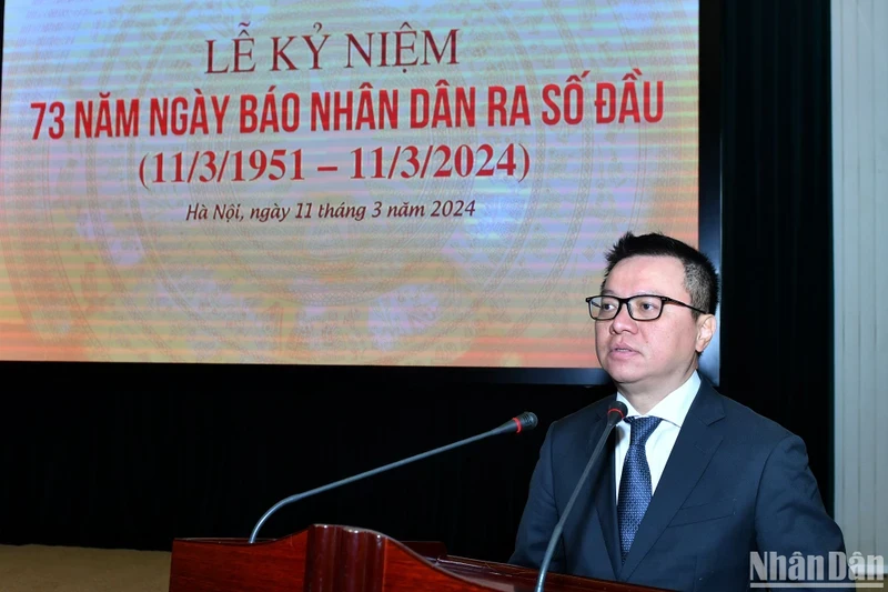 越共中央委员、《人民报》社总编辑、中央宣教部副部长、越南新闻工作者协会主席黎国明在纪念典礼上发表讲话。（登科 摄）
