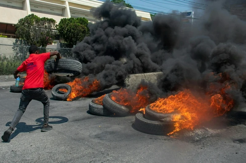 海地总理阿里尔·亨利2024年3月12日决定辞职后，抗议者在海地太子港发生骚乱。（图片来源：法新社/越通社）