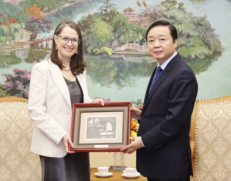 越南政府副总理陈红河会见加拿大气候变化大使凯瑟琳·斯图尔特。（图片来源：越通社）