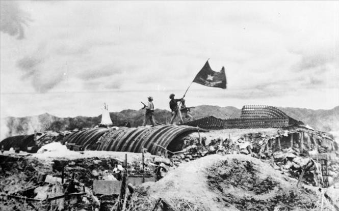 1954年5月7日下午5时30分，越军决战决胜旗帜在敌指挥部的屋顶上迎风飘扬。（图片来源：越通社资料图）