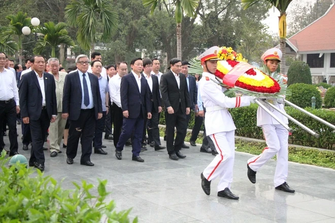 越南政府副总理陈红河在奠边遗迹区上香。