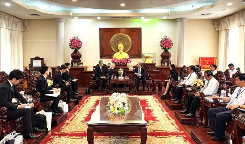 3月18日，芹苴市领导会见了以群马银行首席执行官内堀武雄为首的日本部分银行高层领导代表团。