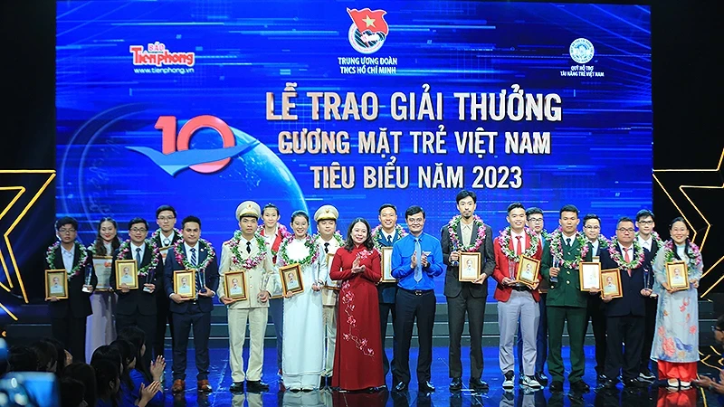 国家代主席武氏映春出席2023年越南优秀青年奖颁奖仪式。