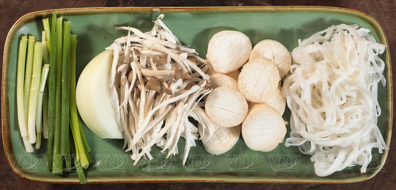 素食河粉配料包括米粉、洋葱、鸡腿菇和褐平菇等。（图片来源：越南画报）