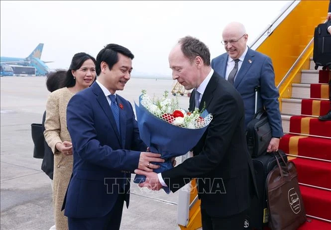 芬兰议会议长尤西·哈拉阿霍抵达河内，开始对越南进行正式访问。