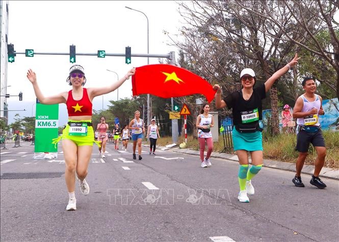 越南运动员在岘港国际马拉松赛获奖。（图片来源：越通社）