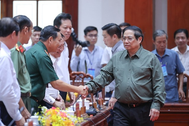 政府总理范明正和与会代表握手。（图片来源：VGP）