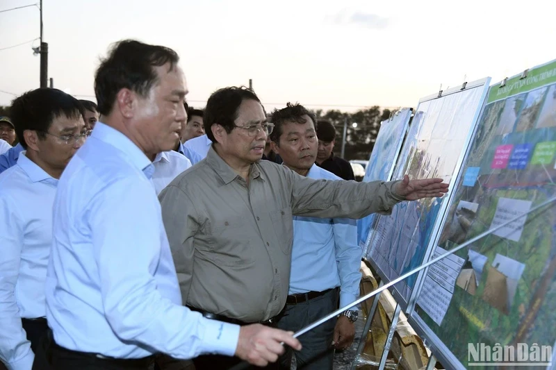 越南政府总理范明正视察前江省重要工程与项目。