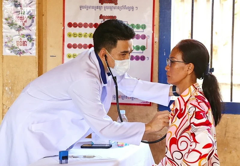 越南携手帮助柬埔寨东北部人民获得优质医疗服务。