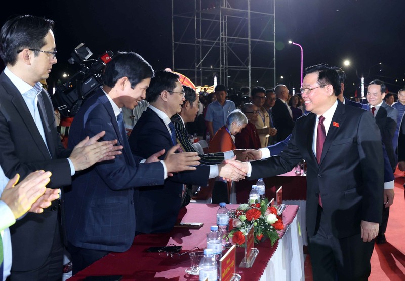 越南国会主席王廷惠出席多农省重新立省20周年纪念典礼。