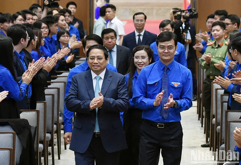 值此纪念胡志明共青团成立93周年之际，越南政府总理范明正在政府总部与青年代表见面对话。