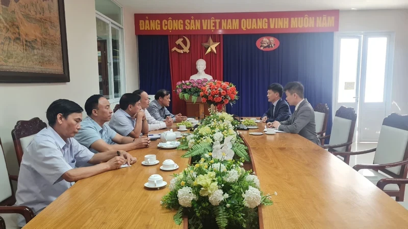 中国驻岘港副总领事杨顺峰造访《人民报》社常驻岘港市代表机构并举行工作会议。
