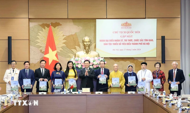 越南国会主席王廷惠会见河内知识分子、宗教界人士和少数民族同胞代表团。（图片来源：越通社）