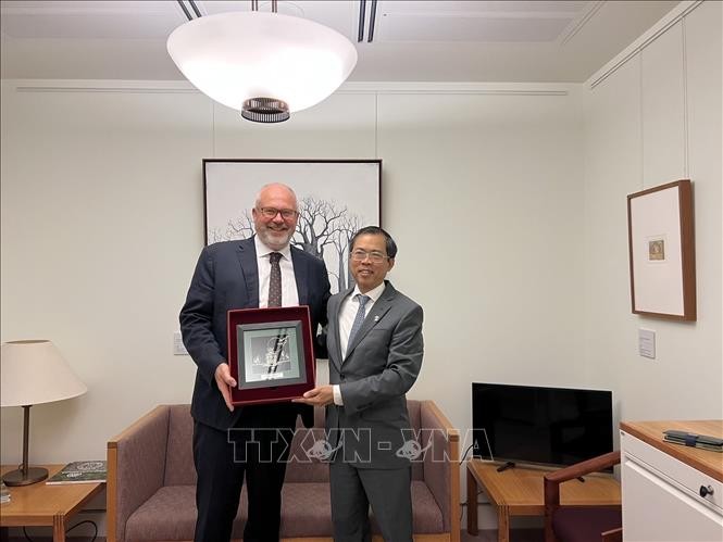 越南驻澳大利亚大使范雄心与澳大利亚助理贸易部长、参议员蒂姆·艾尔斯。（图片来源：越通社）
