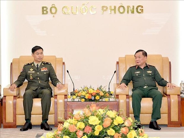 越南国防部副部长黄春战上将会见柬埔寨驻越南大使馆国防武官梁·索瓦纳拉少将。