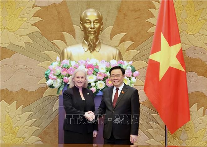 越南国会主席王廷惠会见美国参议员克尔斯滕·吉利布兰德。（图片来源：越通社）