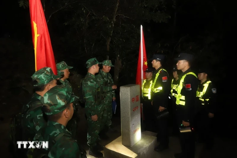 越中两国首次进行夜间边境地区联合巡逻。（图片来源：越通社）