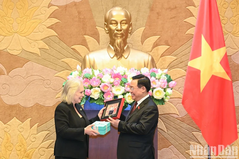 越南国会主席王廷惠向美国参议员克尔斯滕·吉利布兰德赠送纪念品。