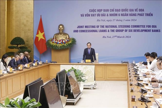 越南政府副总理陈流光在会上发表讲话。（图片来源：越通社）